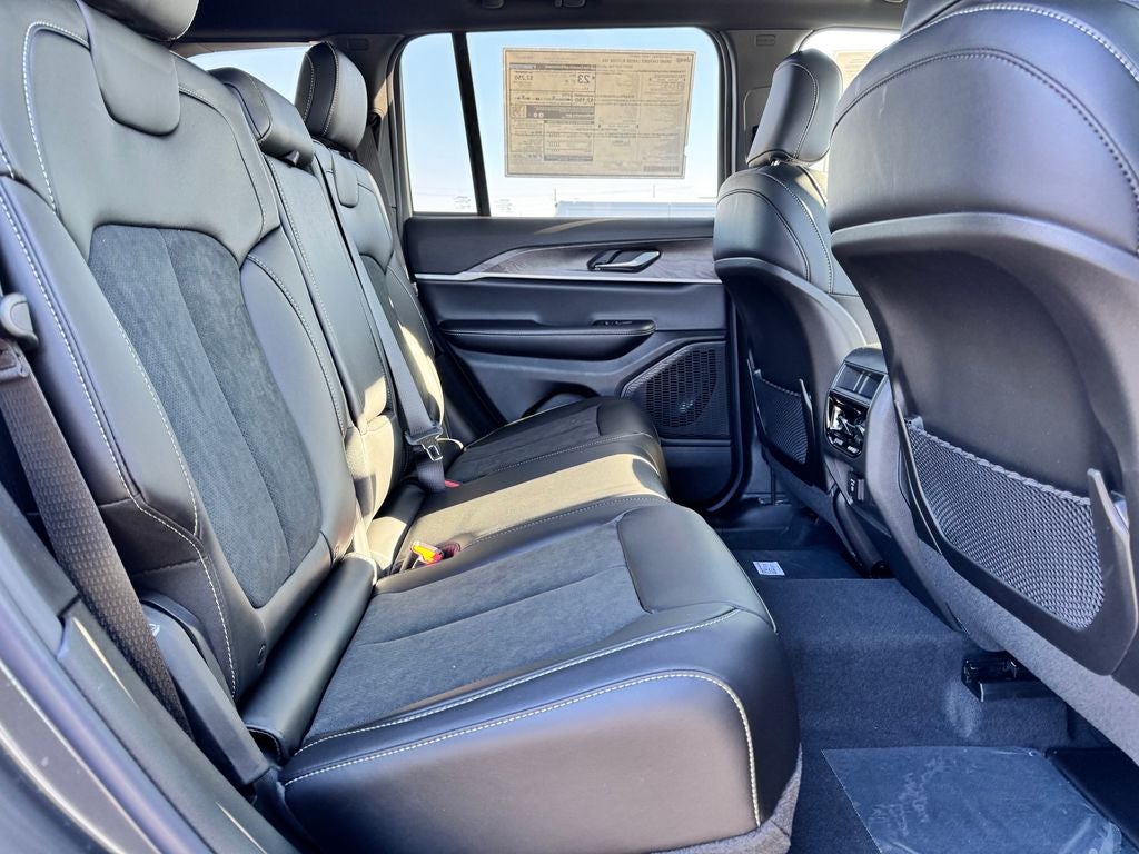 2026 Jeep Grand Cherokee Laredo Altitude