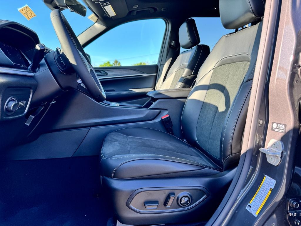 2026 Jeep Grand Cherokee Laredo Altitude