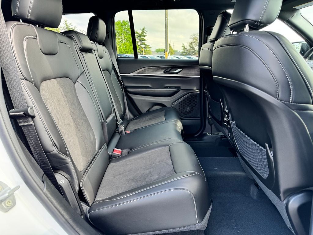 2026 Jeep Grand Cherokee Laredo Altitude