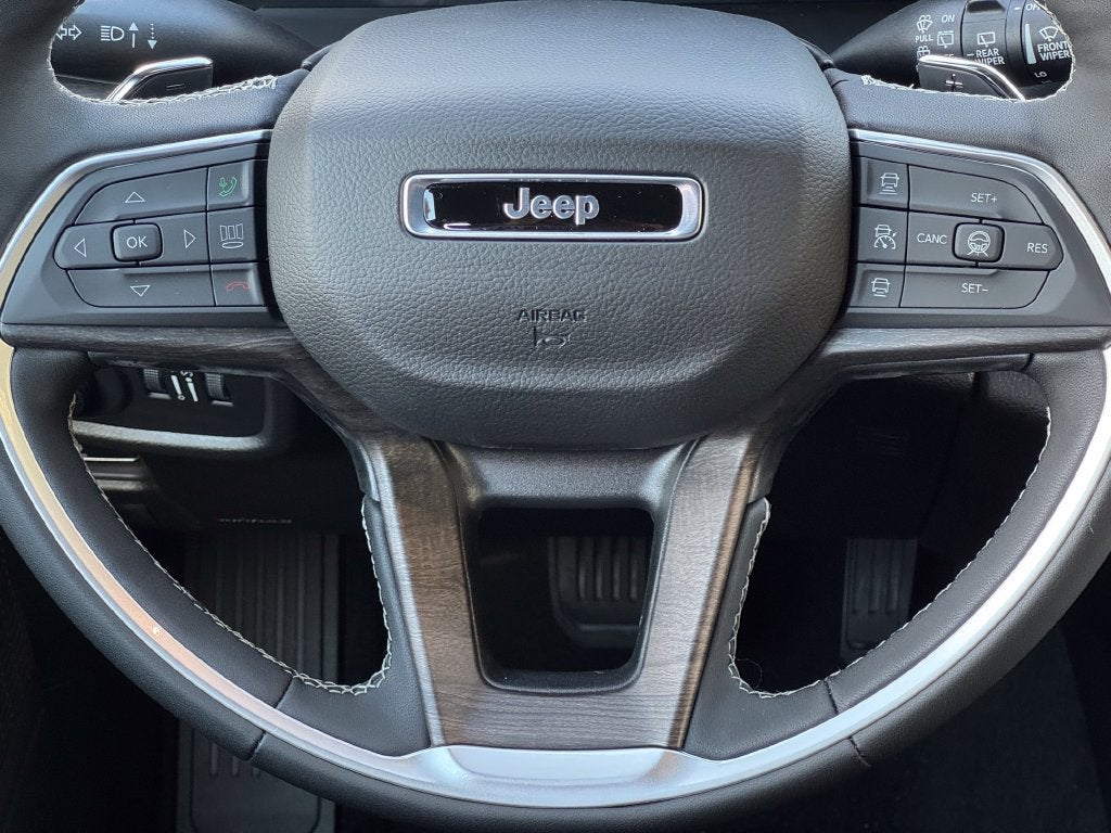 2027 Jeep Grand Cherokee Laredo Altitude