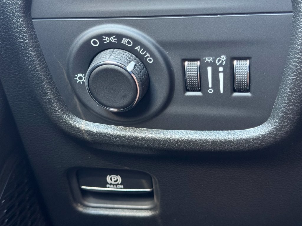 2027 Jeep Grand Cherokee Laredo Altitude