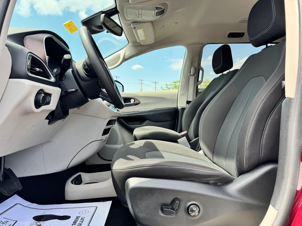 2023 Chrysler Voyager LX