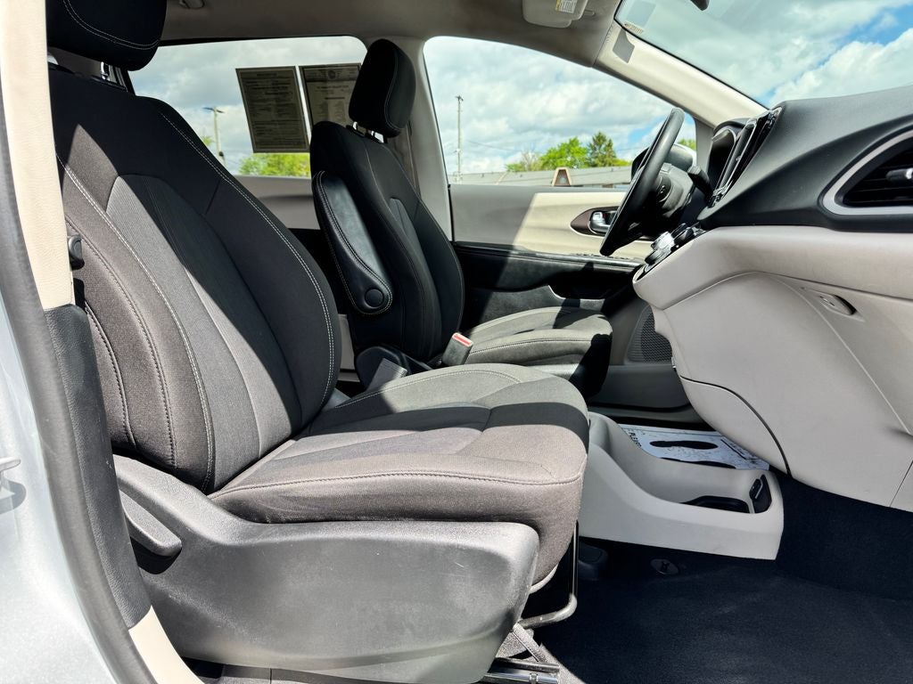 2022 Chrysler Voyager LX