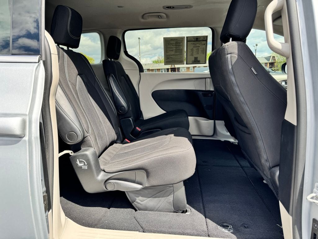 2022 Chrysler Voyager LX