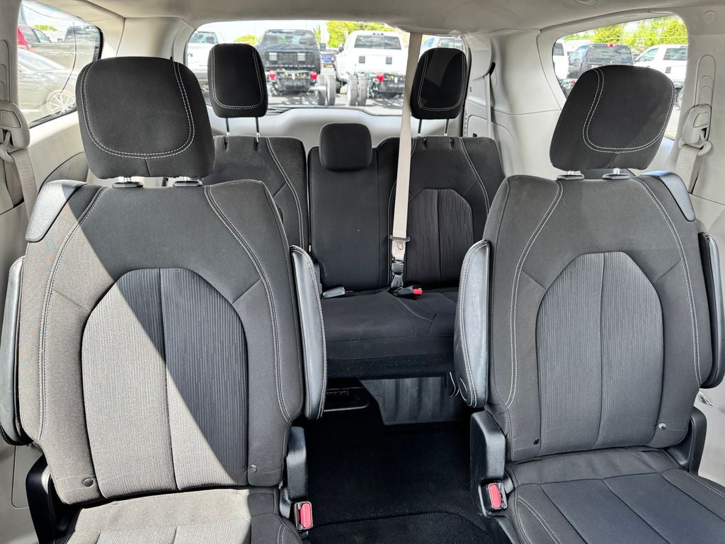 2022 Chrysler Voyager LX