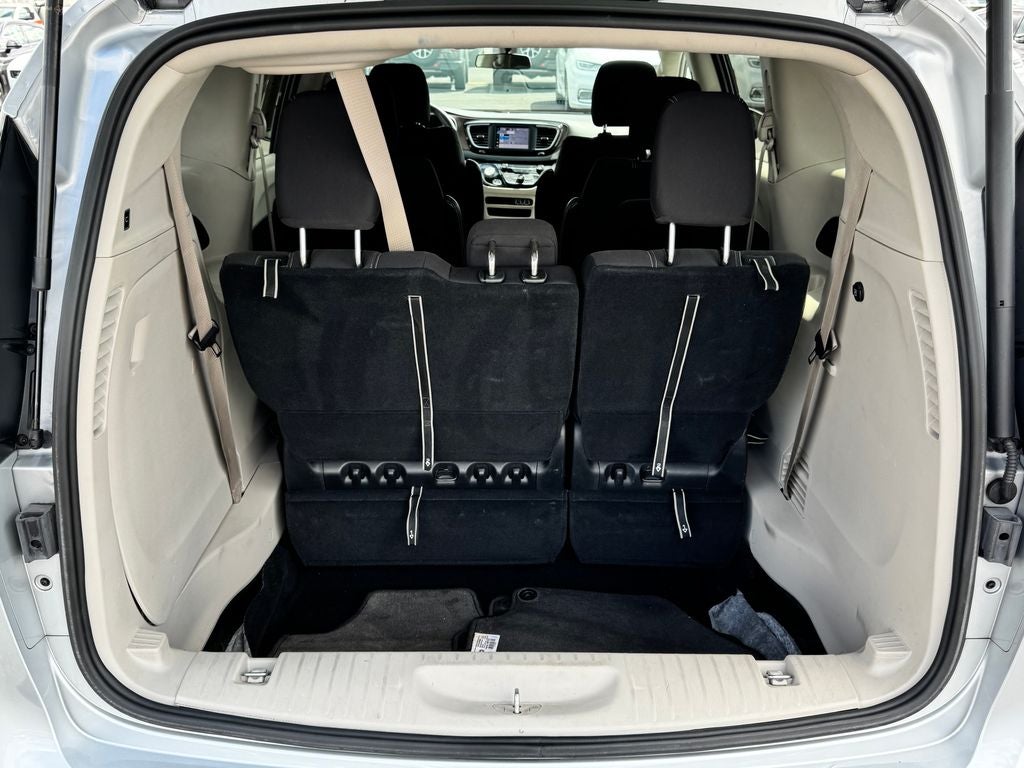 2022 Chrysler Voyager LX