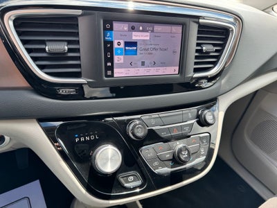 2022 Chrysler Voyager LX