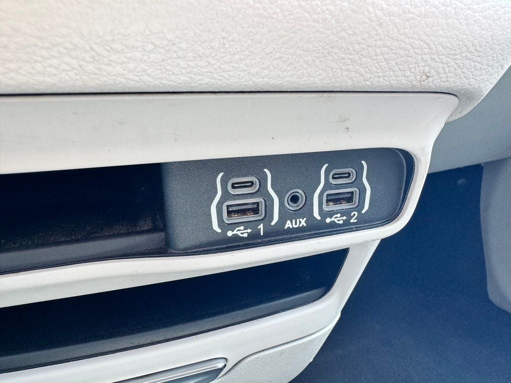 2022 Chrysler Voyager LX