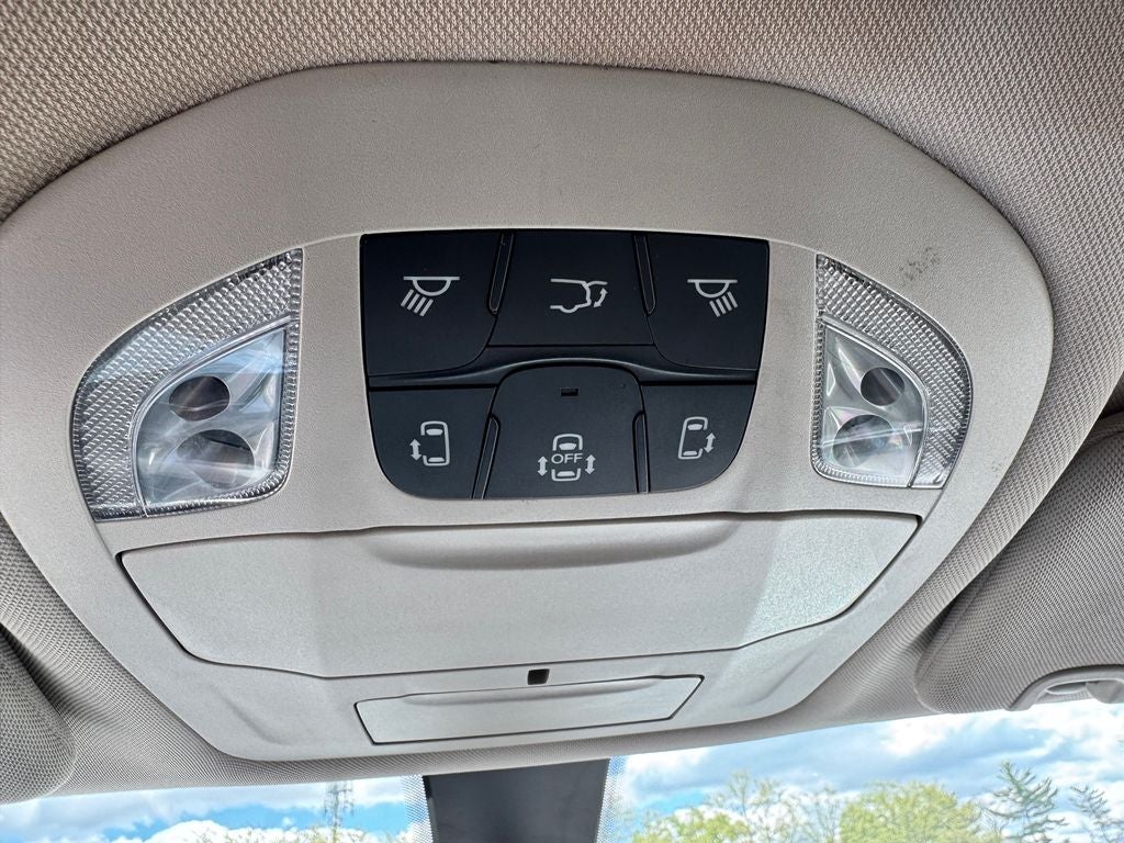 2022 Chrysler Voyager LX