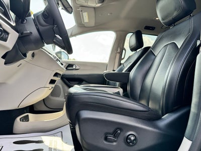 2023 Chrysler Pacifica Hybrid Touring L