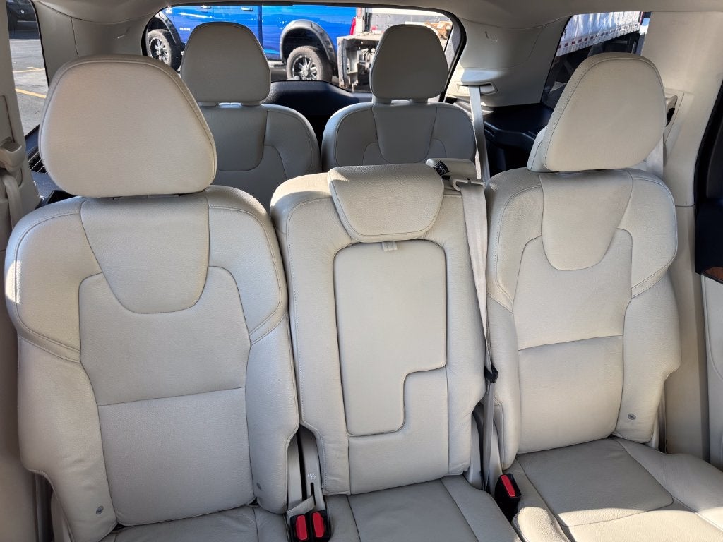 2021 Volvo XC90 T6 Momentum