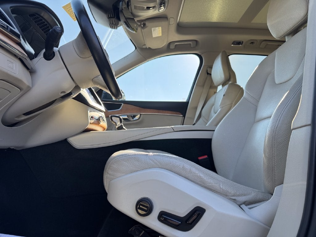 2021 Volvo XC90 T6 Momentum