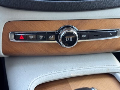 2021 Volvo XC90 T6 Momentum